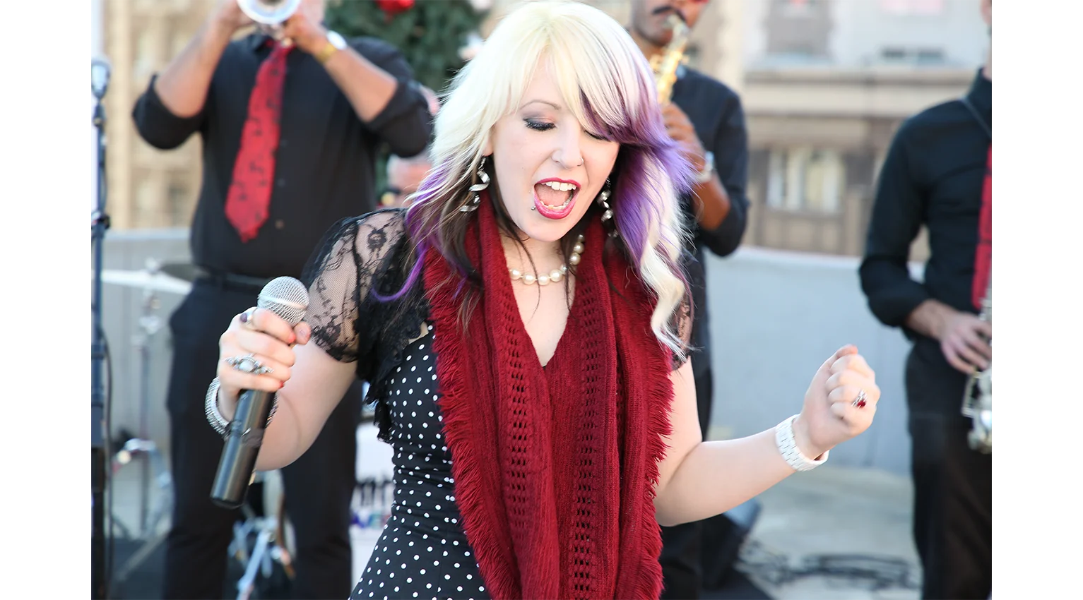 The-Convertibles-Christmas-Rooftop-Concert (12)